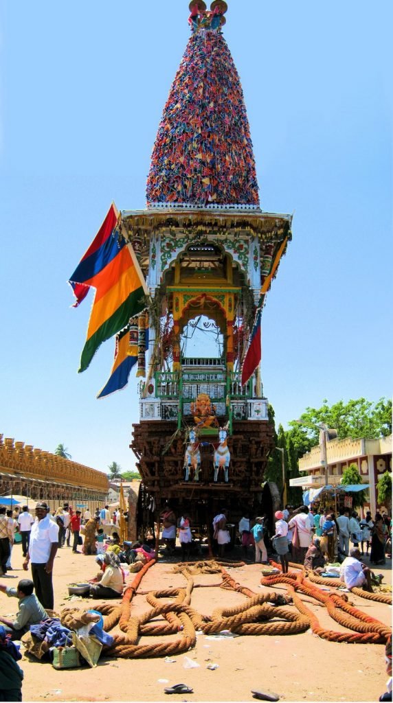 Gautama Ratha, melynek magassága megegyezik a templom fő tornyának magasságával (kb. 28m)
